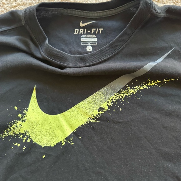 Nike Men's Black T-Shirt with Yellow Swoosh. Large - Picture 3 of 5